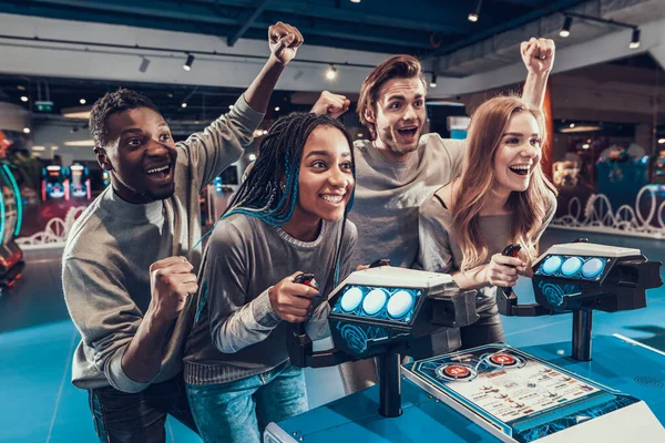 Men play entertaining games with girls. — Stock Photo, Image