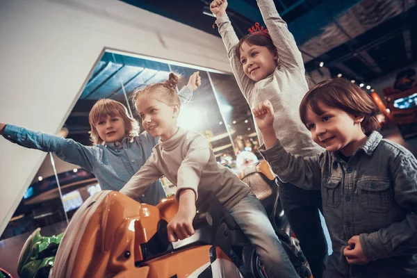 Niños alegres jugando videojuegos en la máquina tragaperras. —  Fotos de Stock