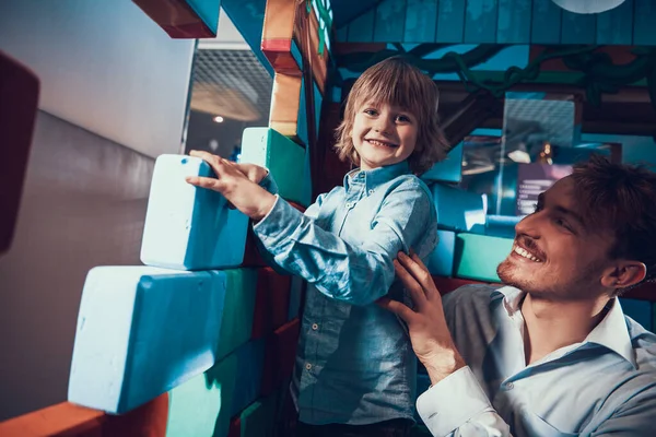 Pappa och son har kul tillsammans i centrum. — Stockfoto