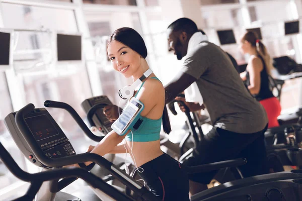 Dos hombres y una mujer practicando en el gimnasio. —  Fotos de Stock