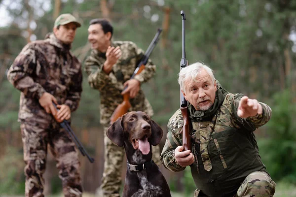 Hombre de familia e hijos cazando con perro puntero. — Foto de Stock