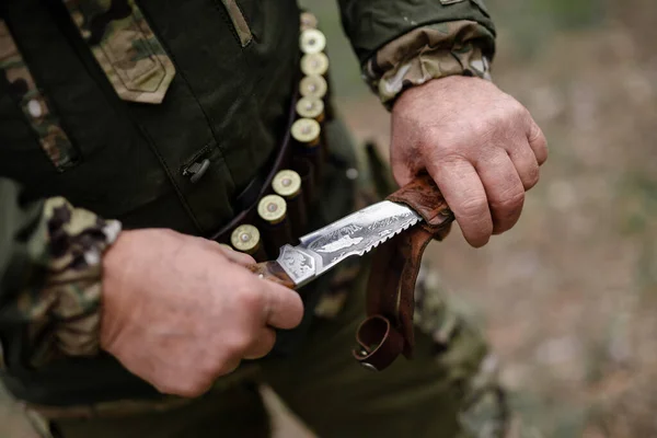 Cuchillo de caza brutal en manos de cazador profesional. — Foto de Stock