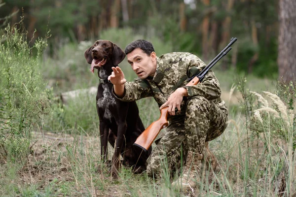 Hombre con rifle y puntero Caza de perros para conejo. — Foto de Stock