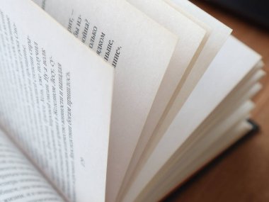 Kitap sayfası Rusça harfler