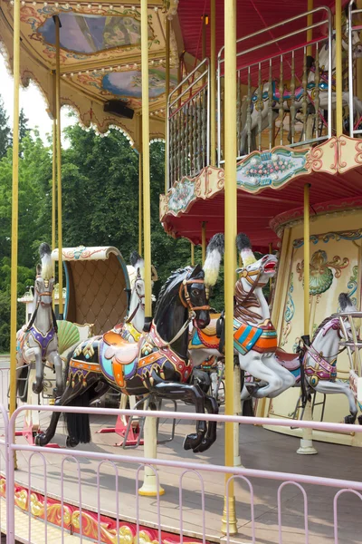 Fransız Carousel üzerinde ahşap atlar