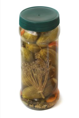Beyaz izole salatalık turşusu ile jar