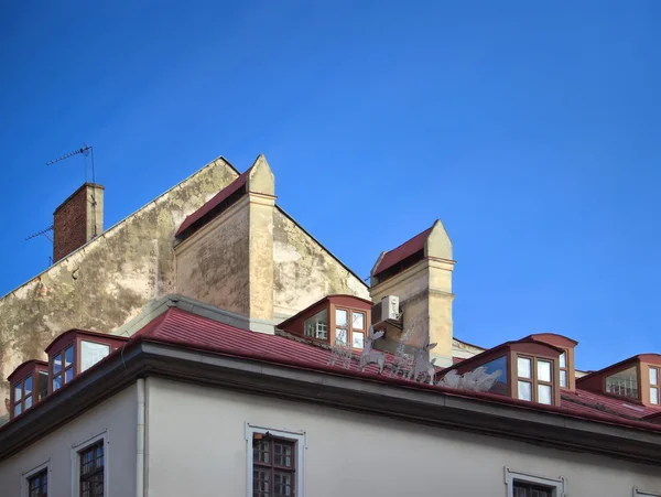 Parlak gökyüzü karşı bir konut town house çatısı