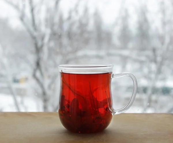 Šálek čaje lípy před oknem — Stock fotografie
