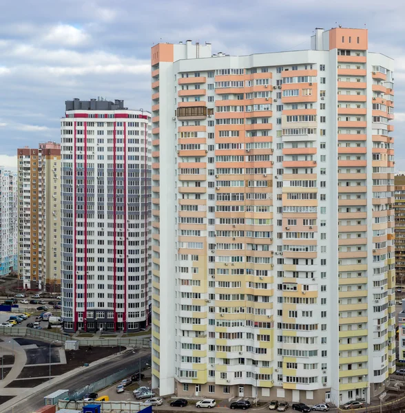 Immeuble avec immeubles d'appartements modernes à plusieurs étages — Photo