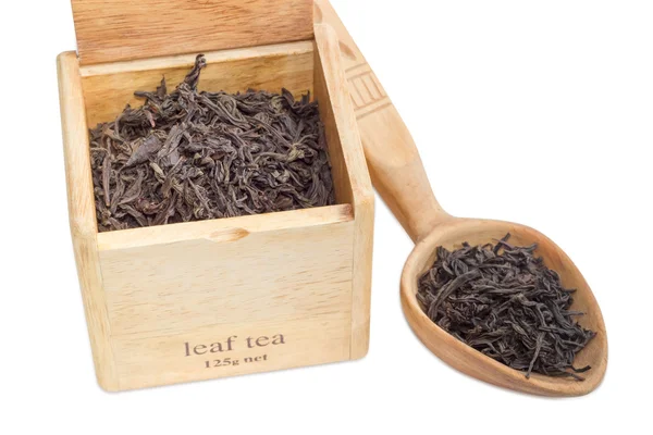 Φύλλα μαύρο τσάι σε ένα ξύλινο κουτί και κουτάλι — Φωτογραφία Αρχείου