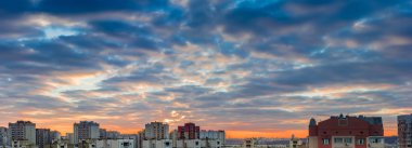 Günbatımı üzerinde modern apartmanlar ile konut