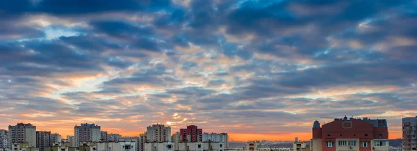 Захід сонця над житловим комплексом з сучасними багатоквартирними будинками — стокове фото