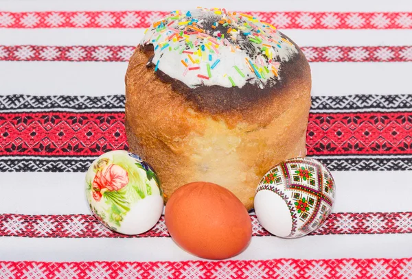 Bolo de Páscoa e vários ovos de Páscoa diferentes em uma toalha de mesa — Fotografia de Stock