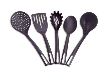 Plastik siyah mutfak aletleri hafif bir arka plan üzerinde