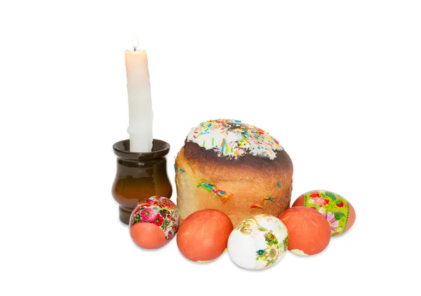 Пасхальный торт, несколько различных пасхальных яиц и горящая свеча — стоковое фото