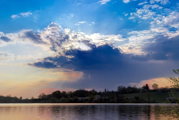 Lever de soleil sur l'étang au printemps — Photo