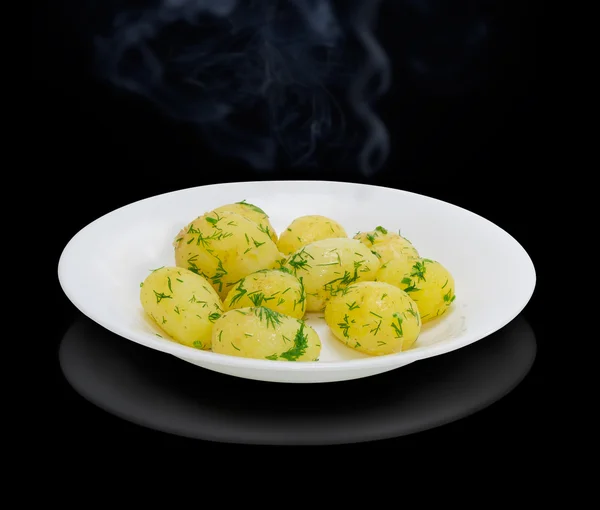 Patate giovani bollite con burro e aneto su sfondo scuro — Foto Stock