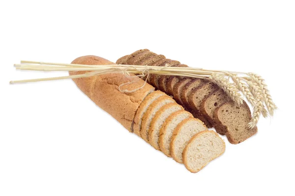 Zwei verschiedene Scheiben Weizen und braunes Brot und Weizenspitzen — Stockfoto