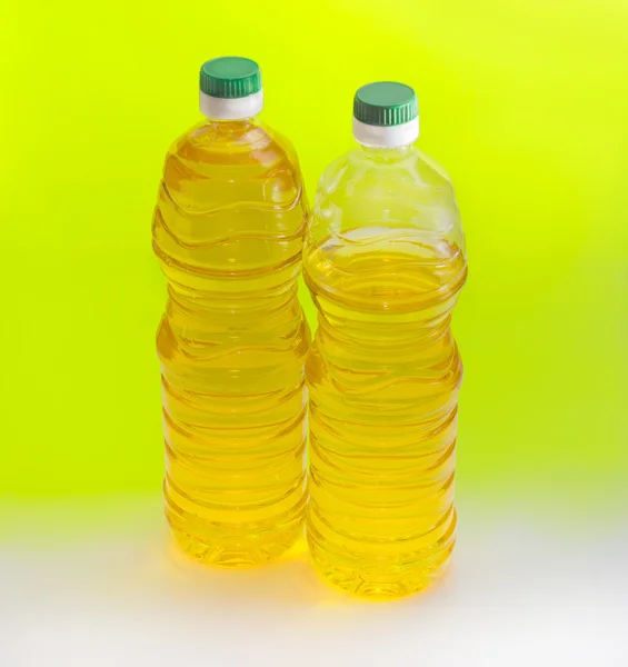 Dos botellas de aceite de girasol sobre un fondo amarillo — Foto de Stock