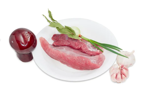 Carne de porco não cozida, folhas de louro, cebola verde, pimenta e alho — Fotografia de Stock