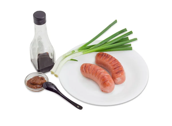 Sült kolbász, zöld hagyma, a fehér edény és a fűszerek — Stock Fotó