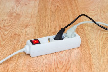 Beyaz güç bar ve iki güç fiş elektrik kabloları ile