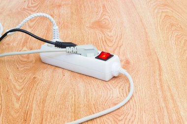 Beyaz güç bar ve üç güç bujiler elektrik kabloları ile