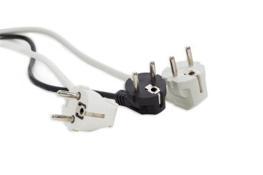 Elektrik kablolar üzerinde hafif bir arka plan ile üç güç prizler