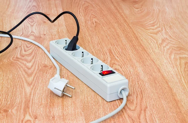 Güç bar ve iki güç fiş ile ahşap surfac elektrik kabloları