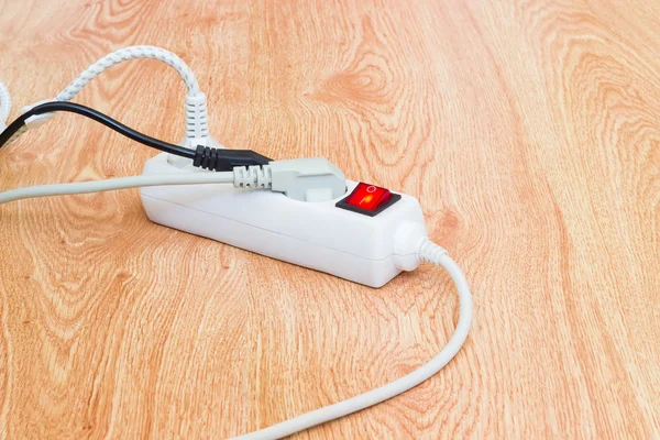 Beyaz güç bar ve üç güç bujiler elektrik kabloları ile