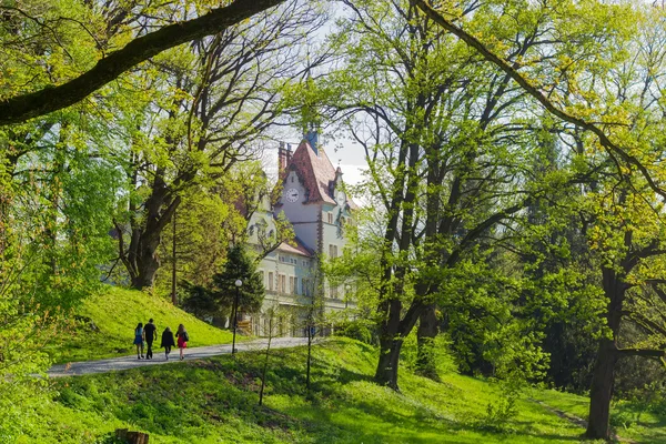 Parco e caccia alla casa Conte Schonborn in primavera — Foto Stock