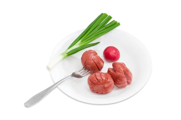 Salsichas fritas, garfo, cebola verde, rabanete vermelho no prato branco — Fotografia de Stock