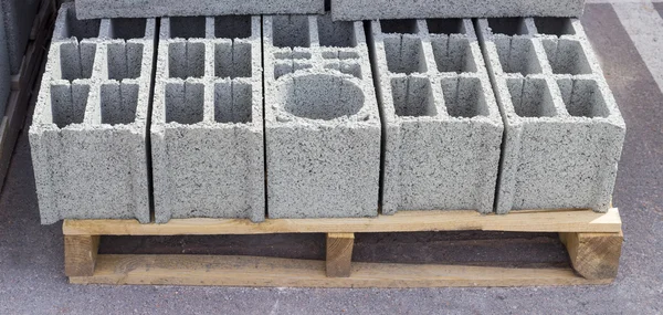 Muur beton geperforeerde blokken op een pallet — Stockfoto