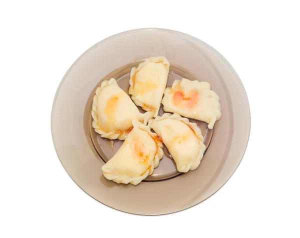 Varenyky au fromage cottage versé sur la confiture dans un plat en verre — Photo