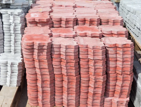 Telhas de pavimento de concreto vermelho empilhados em uma palete — Fotografia de Stock