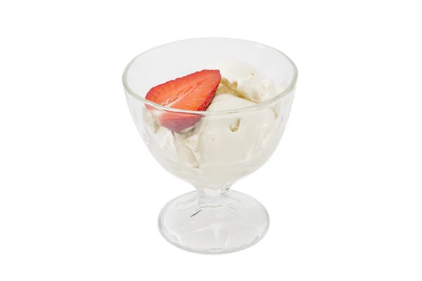 Мороженое и клубника наполовину в стакане для мороженого — стоковое фото