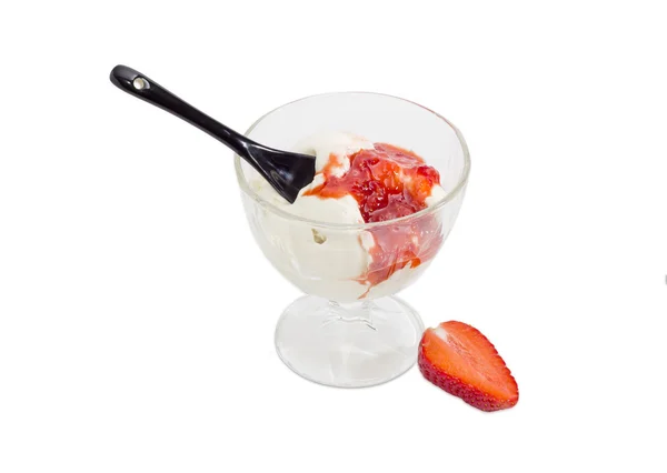 Crème glacée à la fraise fraîche en verre pour crème glacée — Photo