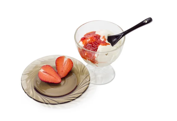 Helado con puré de fresa fresca y una fresa separada — Foto de Stock