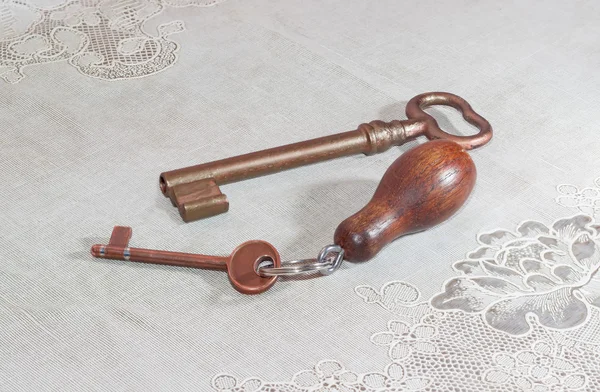Två gamla nycklar från dörrlås med koppar beläggning — Stockfoto
