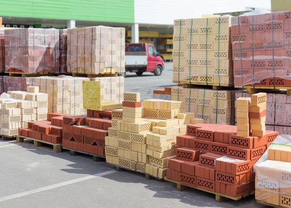 Depoda delikli kırmızı ve sarı tuğla paletler