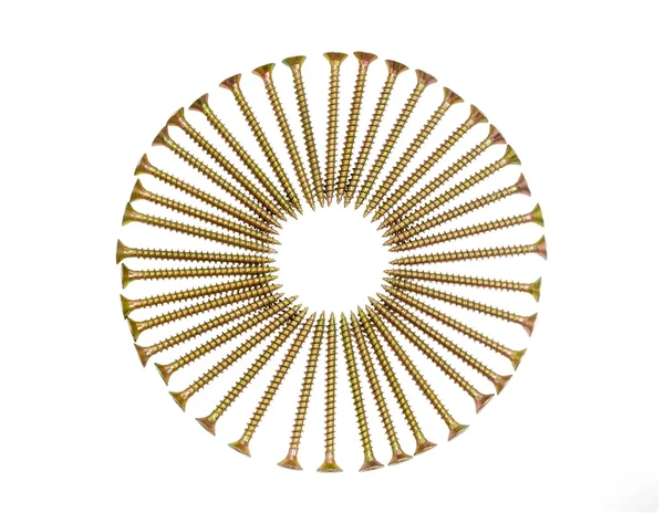 Чипбортовые винты, сложенные в круг на светлом фоне — стоковое фото