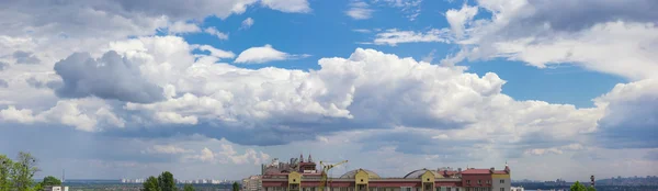 Панорамне небо з кумульськими хмарами літній день — стокове фото