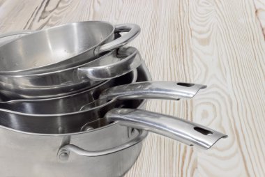 Paslanmaz çelik ahşap sörf arka plan üzerinde kap yemek