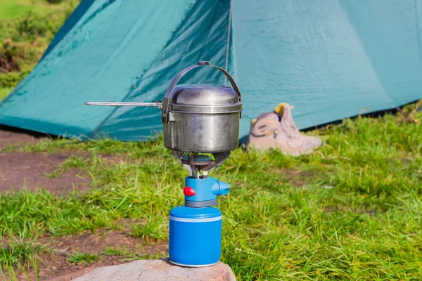 Gas cartridge camping stove and stainless steel pot — Stock Photo, Image