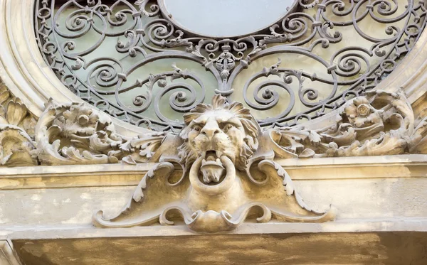 Element of architectural design in the form of lion head — Stock Photo, Image