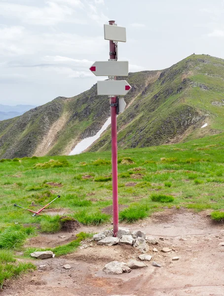 Segnaletica di sentieri escursionistici sullo sfondo della vetta di montagna — Foto Stock