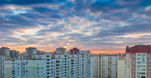 Sunset over the housing estate with modern apartment buildings — Stock Photo, Image