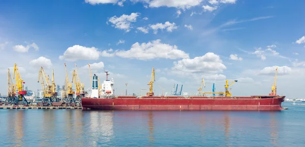 Panorama de atraque de un puerto de carga marítima con barco — Foto de Stock