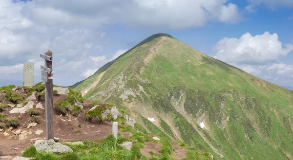 Pico de montaña Hoverla en las montañas de los Cárpatos en el fondo de s — Foto de Stock