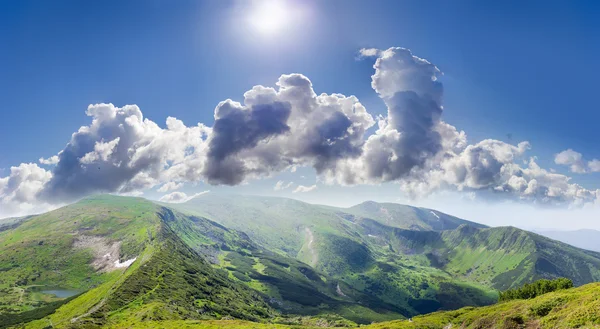 Bergskedjor i bakgrunden av himlen med moln — Stockfoto